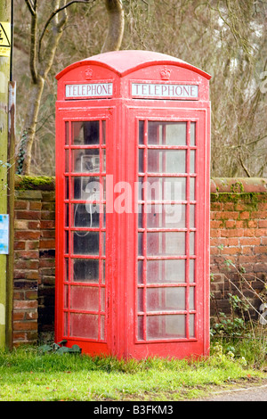 Rote Telefonzelle in einem englischen Dorf Stockfoto