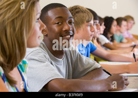 Schüler in der Klasse, die Aufmerksamkeit und Notizen (Tiefenschärfe) Stockfoto