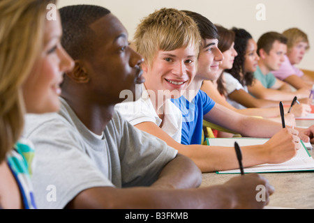 Schüler in der Klasse, die Aufmerksamkeit und Notizen (Tiefenschärfe) Stockfoto