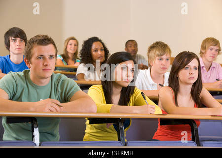 Schüler in der Klasse, die Aufmerksamkeit und Notizen (Schärfentiefe) Stockfoto