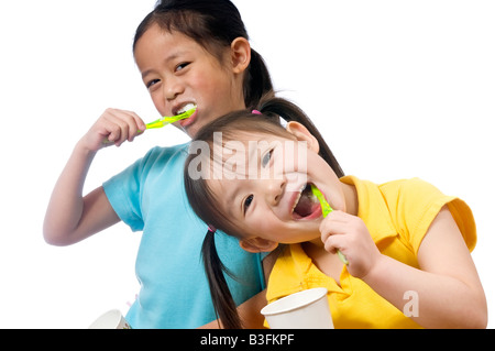 Zwei Schwestern, Zähneputzen, Gesundheit und wohnen Stockfoto