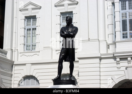 Statue von Sir Stamford Raffles in Empress Place, Singapur, sprach zu den ursprünglichen Landeplatz für ihn auf dem Singapore River Stockfoto