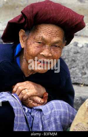 Karo Batak Frau Dokan Dorf Sumatra Indonesien Stockfoto