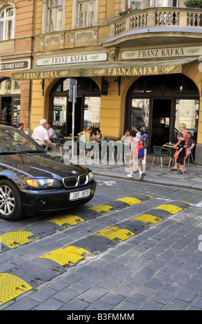 Gelb gestreifte Doppel Verkehrsberuhigung Geschwindigkeitsbegrenzungen auf der gepflasterten Straße von Prag Stockfoto