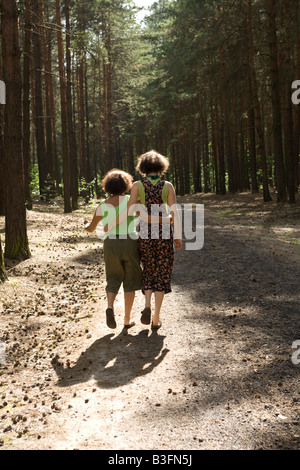 Mutter und Tochter sind gern in der Natur zusammen in der Nähe von Zielona Gora Polen Stockfoto