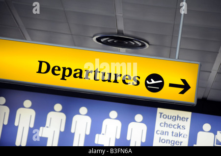 Lizenzfreie kostenlose Foto von Abfahrt Zeichen für emigrierenden Menschen am Flughafen. Stockfoto