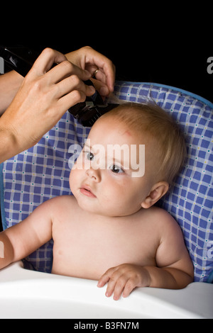Baby Boy erster Haarschnitt Stockfoto