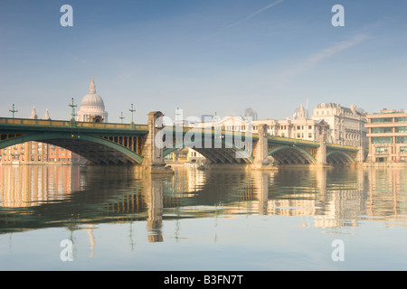 Southwark Brücke über den Fluss Thamesat Flut, London, England Stockfoto