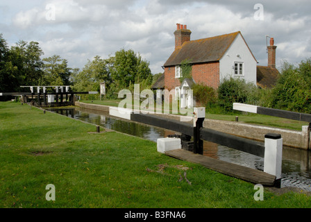 Triggs Lock: Lock Keeper Cottage und Schleusentore, Fluss Wey Navigation nahe Woking, Surrey, England Stockfoto