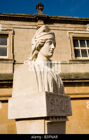 Römische Statue auf der Terrasse der römischen Bäder, Bath, England. Stockfoto