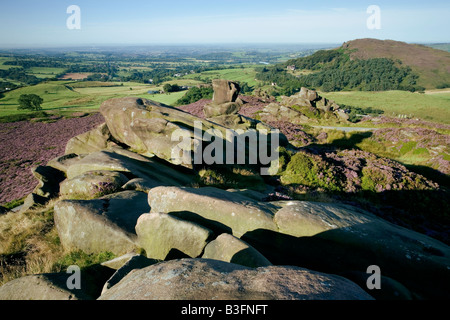 Ramshaw Felsen Staffordshire Gritstone Klippen mit Henne Cloud in der Ferne. Stockfoto