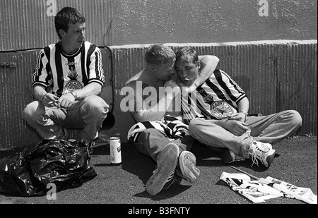 Newcastle United-fans außerhalb Wembley-Stadion vor 1998 FA Cup Finale gegen Arsenal, Wembley, London, UK. Stockfoto