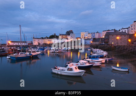 Tenby Hafen, Westwales, aufgenommen am späten Abend. Stockfoto