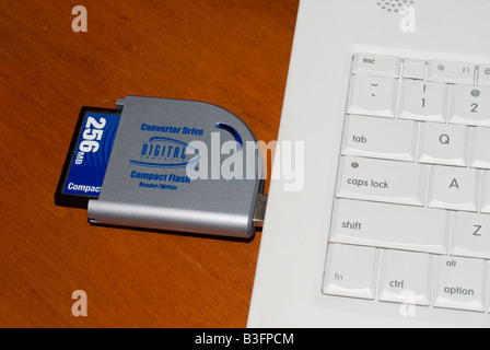 Compact Flash-Speicherkarte in den Kartenleser an den Computer angeschlossene Stockfoto