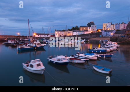 Tenby Harbour, West Wales, UK. Spät am Abend getroffen. Stockfoto