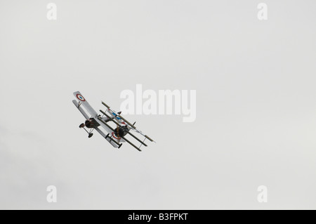 Deutsche Fokker DR1 Hundekämpfe mit einem französischen Nieuport 17/23 Scout WW1-Kämpfer auf der Farnborough Air Show 2008 anzeigen Stockfoto