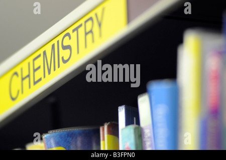 Royalty free Foto der Chemie studiert Abschnitt im College Bibliothek UK Stockfoto