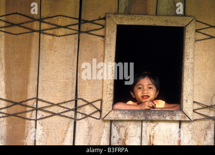 Karo-Batak-Mädchen an der Frontscheibe Dokan Dorf Sumatra Indonesien Stockfoto