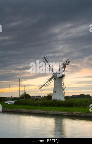 Thurne Windmühle auf den Norfolk Broads im Morgengrauen Stockfoto