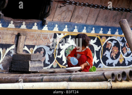 Karo-Batak-Mädchen in Ruma Raja Rainer Dorf Sumatra Indonesien Stockfoto