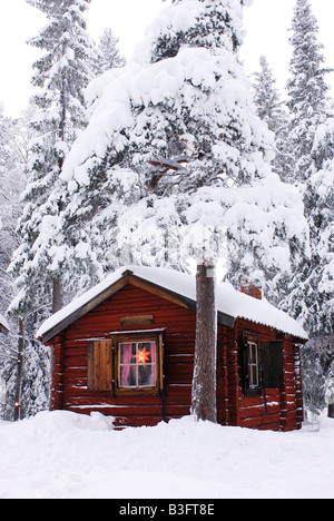 Ferienhaus geschneit in Lappland Schweden Stockfoto