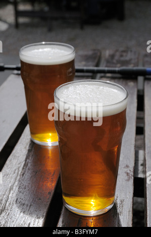 Zwei halbe Bier auf einem Tisch vor einem Pub, Schottland, UK Stockfoto