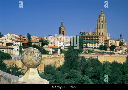 Gesamtansicht der Kathedrale von Segovia auf richtige Castilla Leon Spain Stockfoto