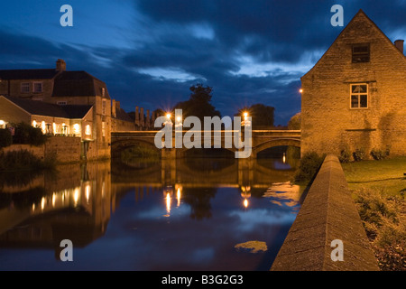 Stadt-Brücke über den Fluss Welland Stamford Lincolnshire in der Nacht Stockfoto