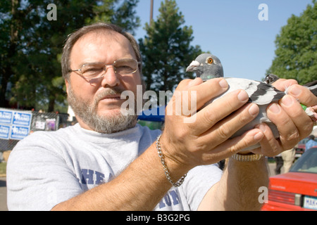 Gründer des Hmong asiatischen Pigeon Club halten Sie Kinder von der Straße. Hmong Sport Festival McMurray Feld St Paul Minnesota USA Stockfoto