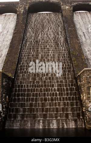 Claerwen Dam im Elan-Tal, Wales, mit Wasser oben übergreifen Stockfoto