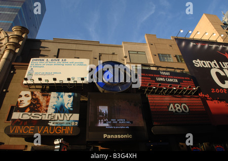 Werbung am Times Square auf der 42nd Street am 20. August 2008 Frances M Roberts Stockfoto