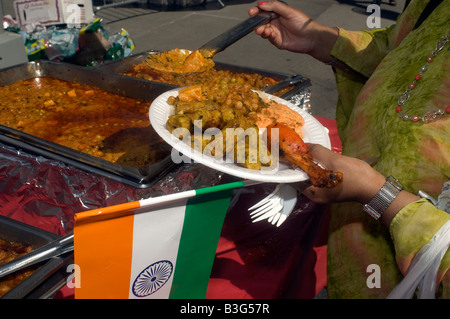 Paradegoers sind authentische indische Küche von Anbietern bei der Street fair nach der indischen Independence Day Parade serviert Stockfoto