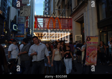 Das Times Square McDonald s Restaurant auf der 42nd Street am 20. August 2008 Frances M Roberts Stockfoto