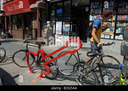 Ein Fahrradträger in Williamsburg in Brooklyn in New York unter dem Titel The Hipster von ehemaligen Talking Heads-Mitglied David Byrne entworfen