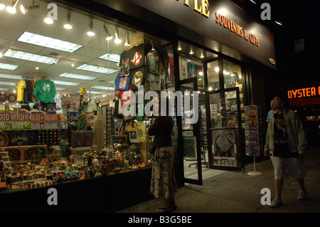 Freiheitsstatue und andere New-York-City-Souvenirs zum Verkauf auf dem Times Square in New York Stockfoto