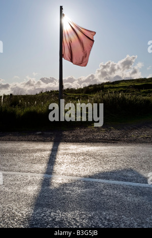 Rote Flagge, die an der Grenze der MoD erstreckt sich in der Nähe von Otterburn im Northumberland National Park, England Stockfoto