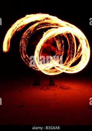 Suzi Scrimshaw Spinnen Feuerpoi am Strand in Thailand Stockfoto