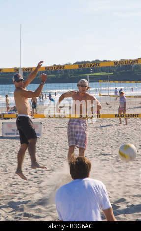 Volleyballer bei Easton es Beach in Newport, Rhode Island. Dies ist eine offene Ebene Match, das höchste Niveau in der Region. Stockfoto