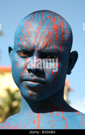 Karneval-Teilnehmer fallenden Spritzer Farbe durchführen während Karneval Santo Domingo, Dominikanische Republik Stockfoto