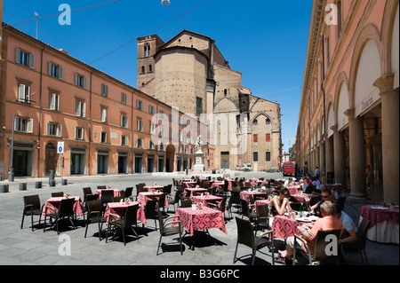 Restaurant am Piazza Galvani in der Altstadt mit der Kirche San Petronio hinter Bologna, Emilia Romagna, Italien Stockfoto