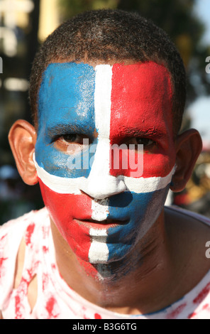 Karneval-Teilnehmer mit Dominikanischen Flagge auf seinem Gesicht durchführen während Karneval Santo Domingo, Dominikanische Republik Stockfoto