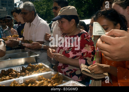 Paradegoers sind authentische indische Küche von Anbietern bei der Street fair nach der indischen Independence Day Parade serviert Stockfoto