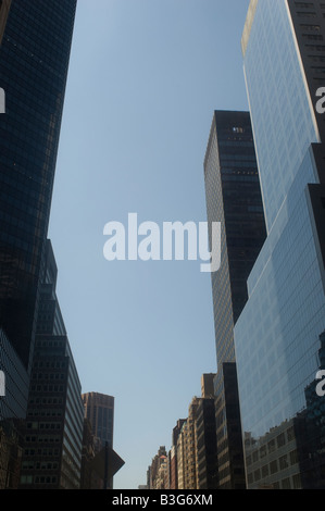 Wolkenkratzer auf einer Straße in New York midtown Stockfoto