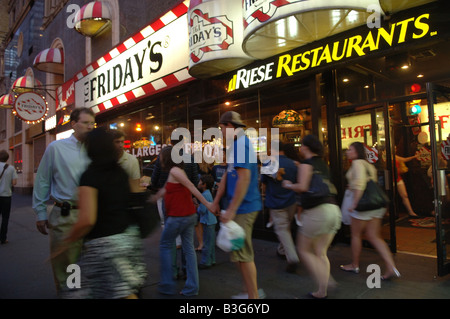 Fußgänger schlendern durch ein Sortiment von Franchise-Riese Restaurants befindet sich in einem Schaufenster auf dem Times Square gesteuert Stockfoto