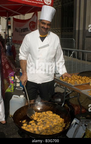 Chef frites Pakora eine indische Knödel auf dem Straßenfest nach der indischen Independence Day Parade Stockfoto