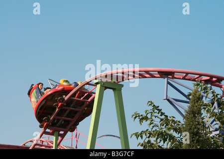 Vergnügungspark am Achterbahn gegen blauen Himmel Stockfoto