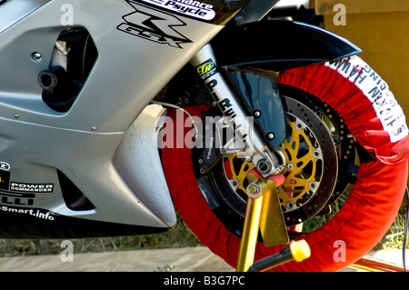 Racing Motorrad in der Grube mit dem Vorderrad verpackt Stockfoto