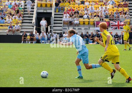 Craig Bellamy von West Ham United mit Corey Ellanio von der Columbus Crew. Während West Ham vor Saison Streifzug durch die USA Stockfoto