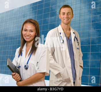 Young Asian und kaukasischen Mediziner zusammenstehen Stockfoto