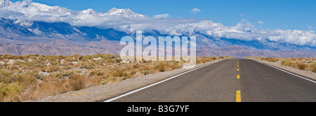 Leerer Landstraße 136 durchzieht Owens Valley und bietet Blick auf die Berge der östlichen Sierra Nevada, östlich von Lone Pine, Kalifornien Stockfoto
